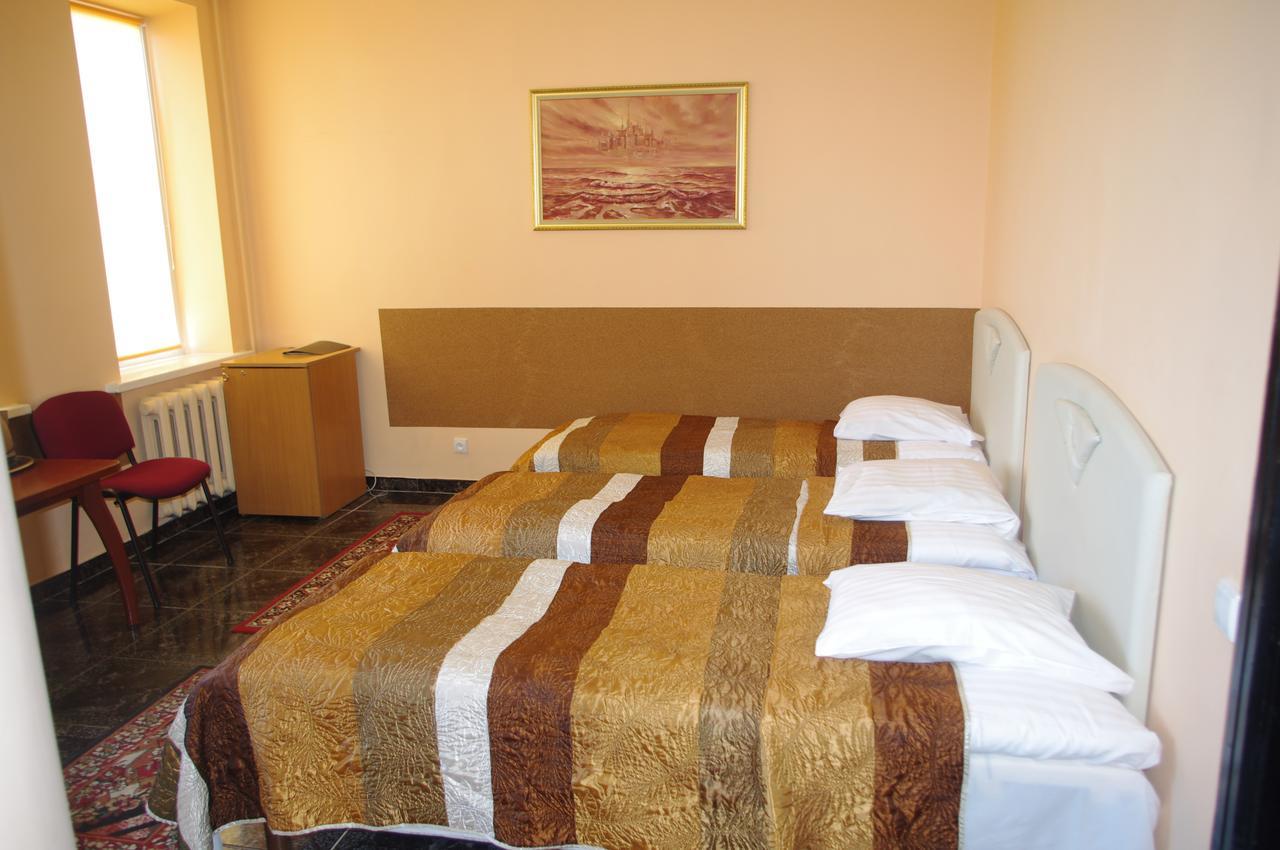 Vaivorykste Hotel Šiauliai Buitenkant foto